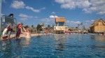 Tropical Islands nově nabízí i venkovní bazény a atrakce